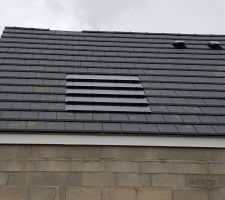 Et voilà le sam 18/05 ils ont presque fini la pose, manque quelques finitions et pas de tuiles de ventilation...à revoir avec le CST...