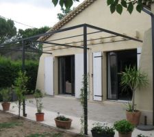 Pergola contemporaine en acier.