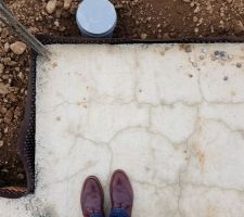 Fissures dans la dalle.