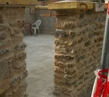 La porte en bois n'est pas encore faite