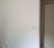 Chambre enfant entièrement peinte et électricité terminée, manque plus que le sol