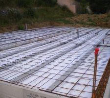 Pour régler le béton un chemin de mortier est posé de niveau