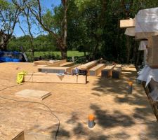 Montage popup house. Pose de l'isolant sur les rangs de parpaings.