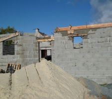 Facade avant
De gauche a droite, fenetre cuisine, porte d'entr&eacute;e, fenetre salle de bains