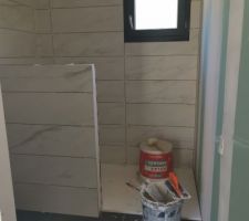 Hello tout le monde
Voici la salle de bain de la suite parentale nous avons choisi une faïence effet marbre avec un sol noir.
Nous mettrons une verrière noire ainsi qu'un sèche serviette noir.