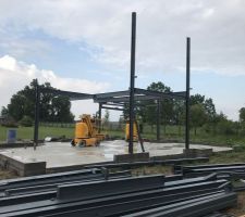 Début de la pose de la structure métallique !