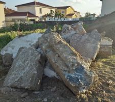 Dalle extraite des cabanons de jardins (les anciens ne lésinaient pas sur le béton)