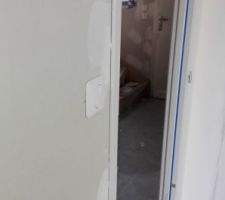 On met de l'enduit au niveau du contour des portes mais sur la 1/2 seulement: c'est comme au niveau des sols de l'&eacute;tage