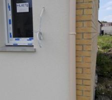 On fait sortir 1 tuyau...mais &agrave; quoi sert-il?....ah, ben, &ccedil;a, c'est pour alimenter la pompe &agrave; chaleur!!!bien s&ucirc;r, en fa&ccedil;ade, tr&egrave;s logique!!