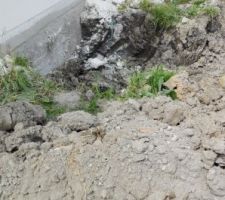 On ne sait pas o&ugrave; vont sortir les tuyaux d'&eacute;vacuation d'eaux us&eacute;es, donc on creuse &agrave; pls endroits