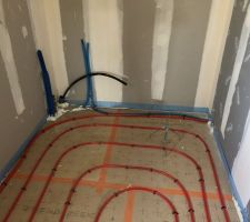 Préparation pour adoucisseur : envoi eau adoucie vers la PAC et les points d'EF de la maison. Envoi eau froide non adoucie sur point d'EF dans le garage et  le robinet de puisage extérieur.