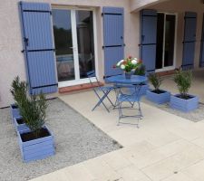 Terrasse devant la chambre d'amis et donnant sur la piscine