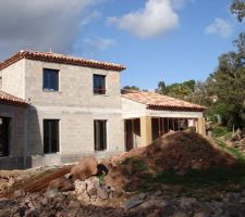 Toiture finie et menuiseries posées