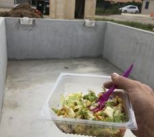 Petit pique-nique dans la piscine!