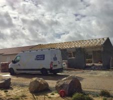 Charpente faite , une fermette de cassé poser malgré tout et réparer avec un tasseau de bois. Il a fallu que l?on contact notre conducteur de travaux pour que cette fermette soit remplacer par une neuve .
