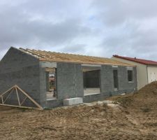 Charpente faite , une fermette de cassé poser malgré tout et réparer avec un tasseau de bois. Il a fallu que l?on contact notre conducteur de travaux pour que cette fermette soit remplacer par une neuve .