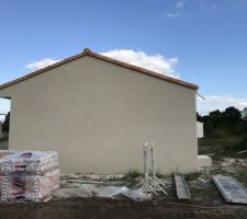 Les enduiseurs sont la l enduit de la maison prend forme 
La face de la maison Enduit noirmoutier et l?enduit du garage Enduit Carnac