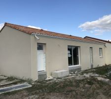 Les enduiseurs sont la l enduit de la maison prend forme 
La face de la maison Enduit noirmoutier et l enduit du garage Enduit Carnac