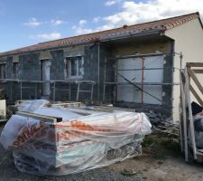 Les enduiseurs sont la l enduit de la maison prend forme 
La face de la maison Enduit noirmoutier et l enduit du garage Enduit Carnac