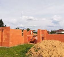 L'élévation des murs avancent à vitesse grand V ! On visualise notre maison de plus en plus