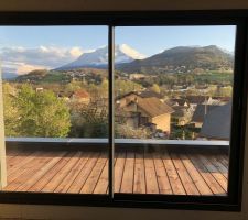 Vue depuis la chambre parentale sur la terrasse extérieure et les montagnes