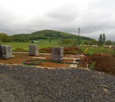 Les parpaings sont l&agrave; on attends le ma&ccedil;on.