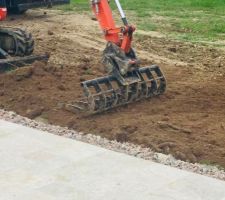 Nivelage du terrain avec un râteau géant