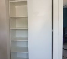 Pose d'un placard presque sur mesure