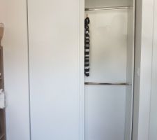 Pose d'un placard presque sur mesure
