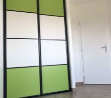 25/05/2019 : Pose des parquets et portes de placards. Ref Harmonie Premium de chez SOGAL pour le placard, Vert Bambou et Blanc Mat pour les couleurs et Chêne Dominicano Naturel de chez Quickstep pour le parquet.