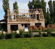 Après 3 semaines d'arrêt du chantier, la charpente a enfin été posée lundi !!!
Ça fait du bien quand ça redémarre :)
