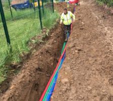 Chemin d'accès avec pause des gaines (eau électricité, télécom)