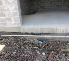 Étalement des terres devant la maison