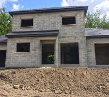 Étalement des terres devant la maison