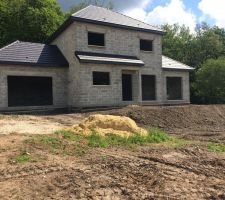 Étalement des terres devant la maison