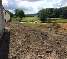 Étalement des terres devant la maison