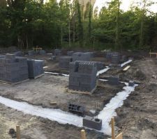 Premiers parpaings posés du vide sanitaire
