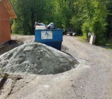 Un tas de sable livr&eacute; en plein milieu du chemin!