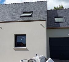 L'enduit est de marque Weber 000 sur toute la maison sauf sur l'extension de la chambre parentale, ça sera du Weber 209 gris bleuté.