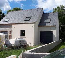 L'enduit est de marque Weber 000 sur toute la maison sauf sur l'extension de la chambre parentale, ça sera du Weber 209 gris bleuté.