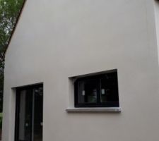 L'enduit est de marque Weber 000 sur toute la maison sauf sur l'extension de la chambre parentale, ça sera du Weber 209 gris bleuté.