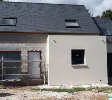 L'enduit est de marque Weber 000 sur toute la maison sauf sur l'extension de la chambre parentale, ça sera du Weber 209 gris bleuté.