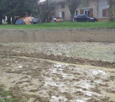 Ici notre terrain imprégné d'eau que dis-je inondé! Nous avons installé un drain au moment de l ammenagement paysagé. Et depuis problème reglé!