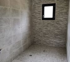 Voici la faïence de la grande salle de bain terminée
Nous avons choisi un effet brique de parement pour le mur de la fenêtre et un effet un peu griffé pour les murs du côtés et le sol.