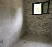 Voici la fa&iuml;ence de la grande salle de bain termin&eacute;e
Nous avons choisi un effet brique de parement pour le mur de la fen&ecirc;tre et un effet un peu griff&eacute; pour les murs du c&ocirc;t&eacute;s et le sol.