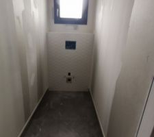 Fa&iuml;ence toilette blanc effet g&eacute;om&eacute;trique.