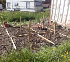 Jardin 2019. Dans les bacs : semis de salade, semis de tournesol ; godets semis de courges spaghetti.