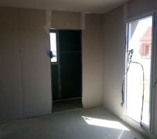 Chambre parentale avec vue sur la salle d'eau