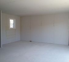 La cuisine et la porte du garage