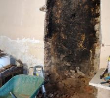 On attaque la base de l'ancienne cheminée pour refaire une fondation et remonter un mur